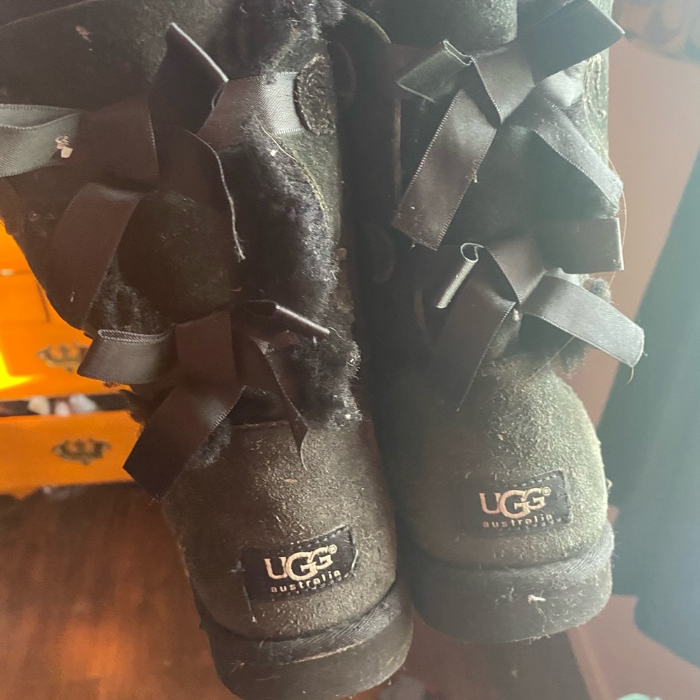 Women’s Bailey bow uggs size 10